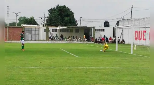 Caludio Velásquez de penal pone el 2-0. FOTO: Segunda División Caludio Velásquez de penal pone el 2-0. FOTO: Segunda División