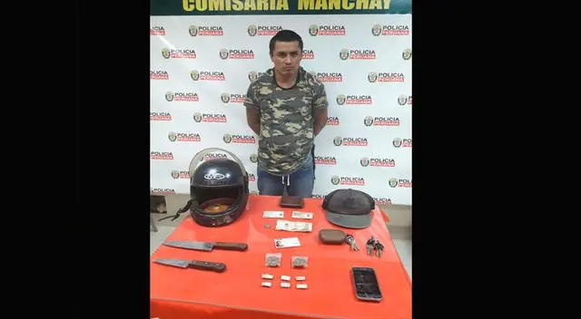 Tenía 2 cuchillos y envoltorios de droga Tenía 2 cuchillos y envoltorios de droga