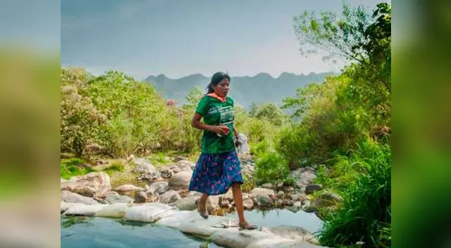 Joven mujer superó todo obstáculo y solo necesitó un par de sandalias, una gorra y una botella de agua