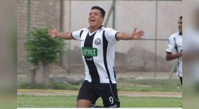 Gerson Panduro del Sport Victoria celebra uno de sus goles en la victoria 4-1 ante Willy Serrato