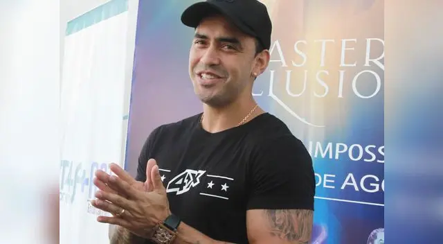 Diego Chávarri toma con humor imagen donde aparece frente a espejo Diego Chávarri toma con humor imagen donde aparece frente a espejo