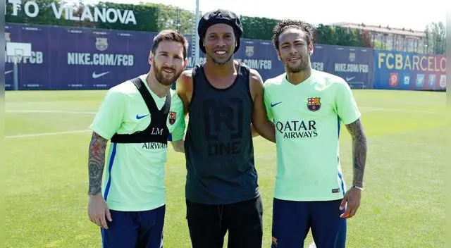 Ronaldinho posa junto a Messi y Neymar