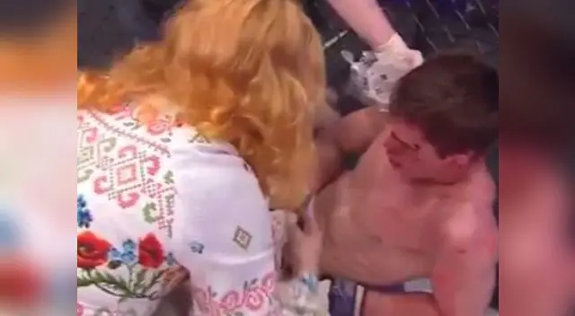 Luchador fue noqueado por su rival y su mamá le da una lección