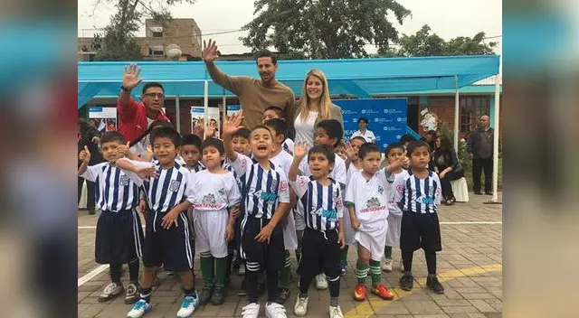 Así fue recibido Claudio Pizarro por los niños de un centro social Así fue recibido Claudio Pizarro por los niños de un centro social
