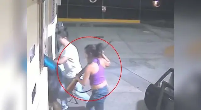 Mujer con rifle en mano lidera un asalto en gasolinería de México Mujer con rifle en mano lidera un asalto en gasolinería de México