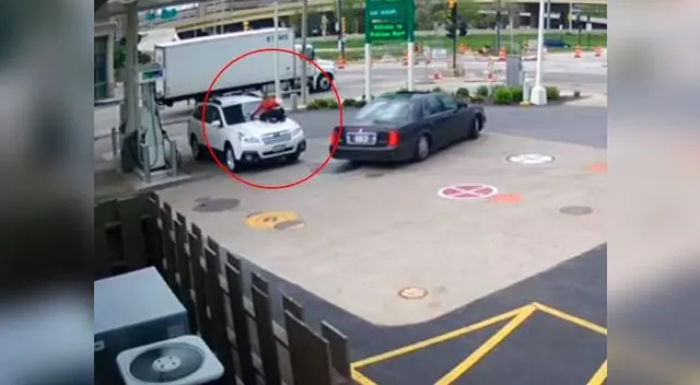 Mujer evita que le roben su coche con insólita reacción