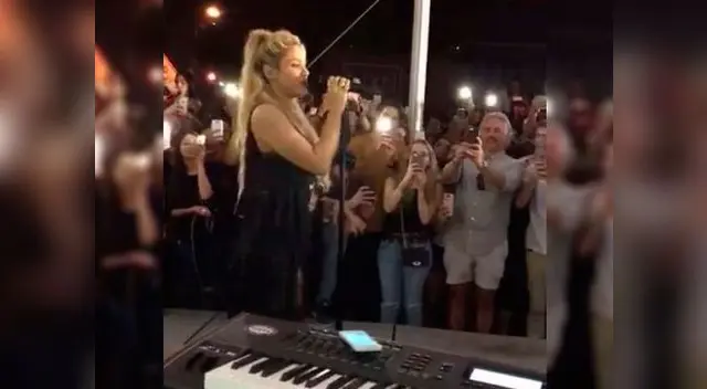 Shakira sorprende a sus fans con un pequeño concierto en Miami