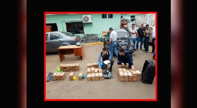 Los agentes realizan las diligencias con la droga incautada