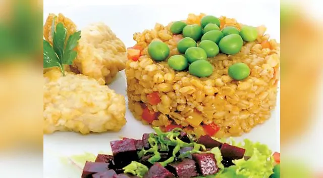 Este nutritivo plato puedes cocinarlo rápidamente. El guiso de trigo con pescado es uno de los más nutritivos