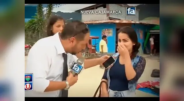 Preciso momento donde el periodista se da cuenta del chupetón de la joven fanática