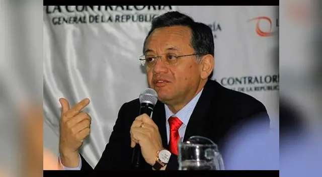 Contralor Alarcón acusado de compra irregular de vehículos