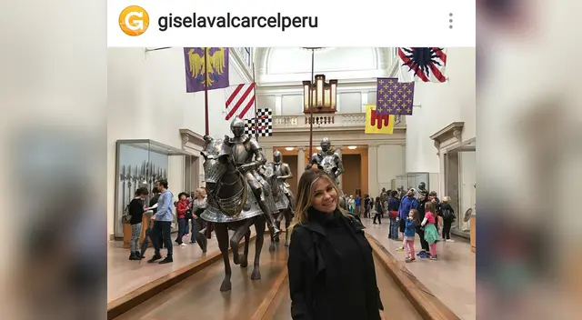 Gisela se pasea feliz por la ciudad de los rascacielos