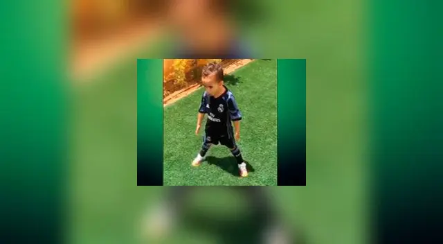 Niño en la posición de disparo de Cristiano Ronaldo Niño en la posición de disparo de Cristiano Ronaldo