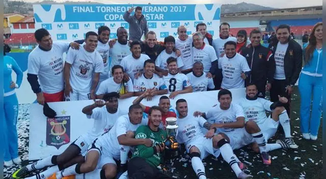 Los jugadores del Melgar posan como campeones del Torneo de Verano. 