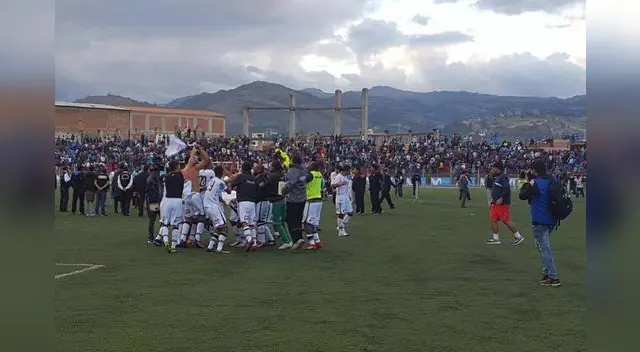 El festejo es desbordante de los jugadores del Melgar por el título alcanzado