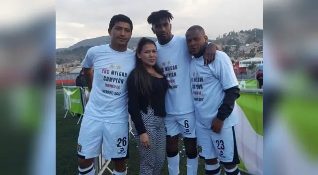 Hinostroza, Ascues y Aguirre posan una hincha rojinegra tras lograr el título.