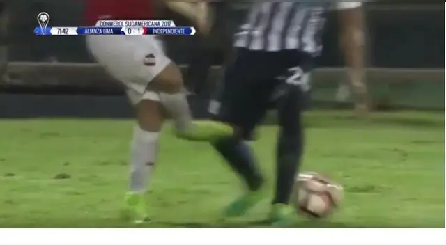 Instante en el que Barco le hace el 'caño' a Riojas Instante en el que Barco le hace el 'caño' a Riojas