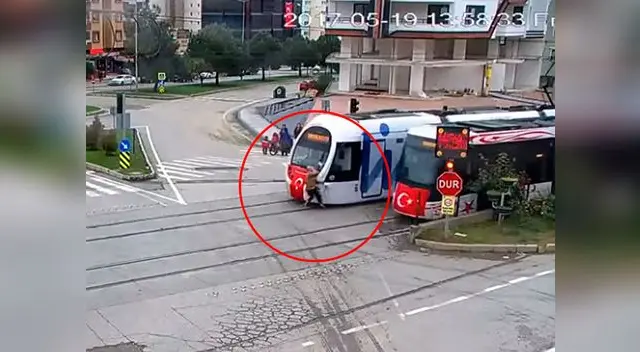 Increíble video de YouTube muestra cómo una mujer es atropellada por un tren Increíble video de YouTube muestra cómo una mujer es atropellada por un tren