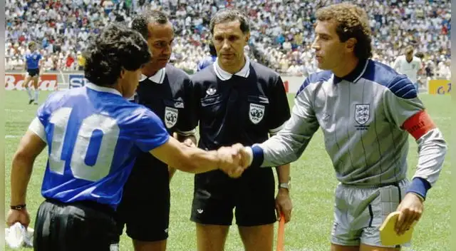 Bogdan Dochev junto a Maradona y Shilton antes del inicio del partido