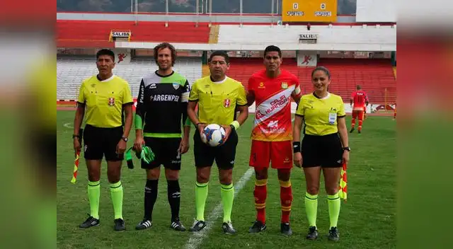 El árbitro Roberto Mauro flaqueado por los capitanes del Sport Huancayo Balta y del Rosario Libman El árbitro Roberto Mauro flaqueado por los capitanes del Sport Huancayo Balta y del Rosario Libman