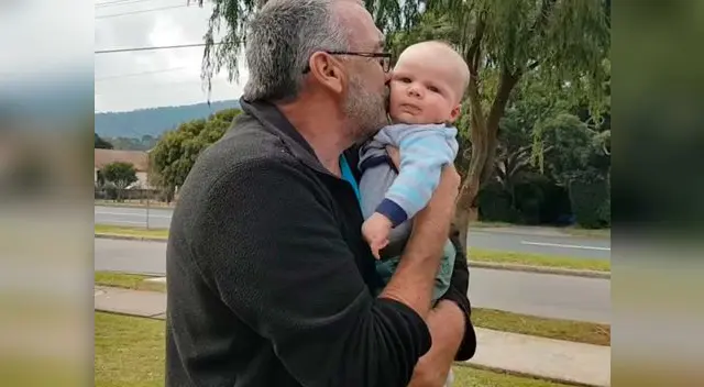 El momento en que el abuelo besa a su nieto entre lágrimas