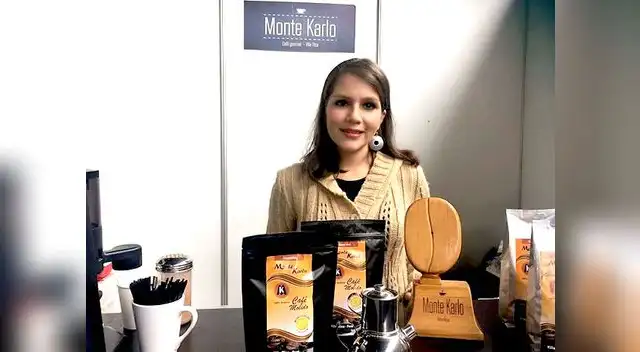 La representante de marketing de Monte Karlo Café Gourmet, Patricia Zagal explica los detalles de este negocio