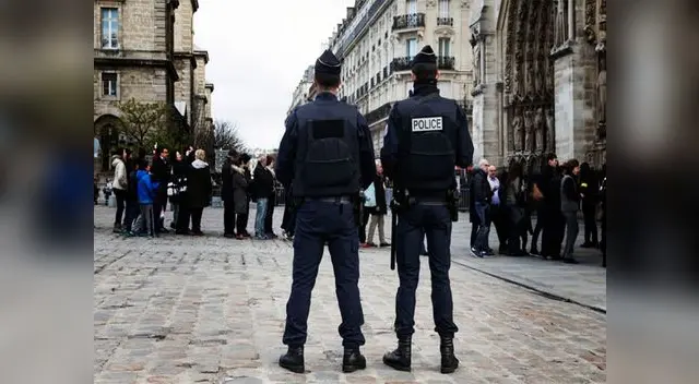 Catedral Notre Dame cercada