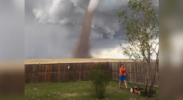 Hombre no quiso que tornado le impidiera hacer sus tareas del hogar