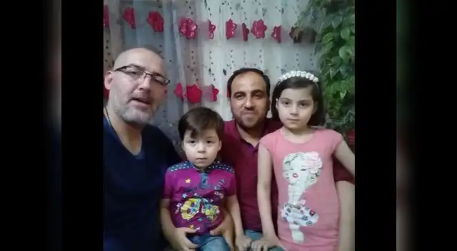 Omran junto a su familia