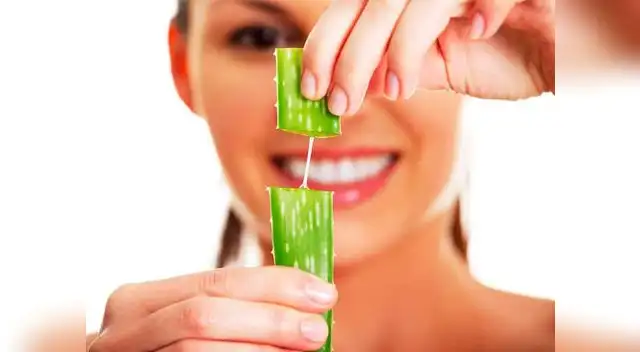 El mejor tratamiento natural es aplicar aloe vera en la zona afecta por el acné 