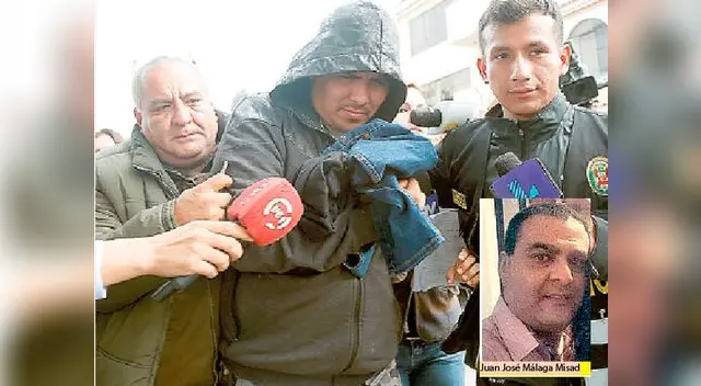 Cubierto con una capucha, el vendedor de autos Giomar Gamboa es conducido por la policía para pasar las pericias del caso