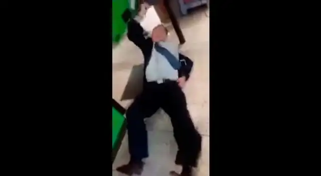 Momento en que el hombre es descubierto por YouTube y sorprende a internautas Momento en que el hombre es descubierto por YouTube y sorprende a internautas