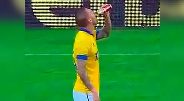 Futbolista protagonizó curioso hecho en pleno partido Futbolista protagonizó curioso hecho en pleno partido