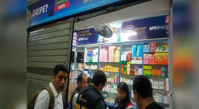 La policía inspecciona los stands