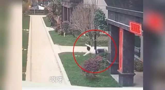 Impactante video muestra a un niño mientras cae desde un edificio