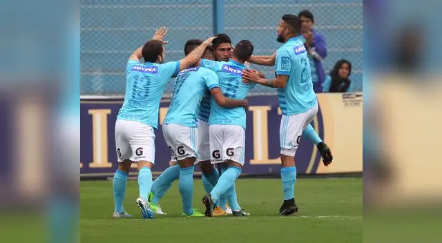Los jugadores del Cristal festejan con Irven Ávila por el gol anotado. FOTO: LIBERO Los jugadores del Cristal festejan con Irven Ávila por el gol anotado. FOTO: LIBERO