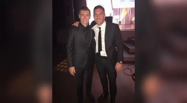 Kroos, quien aparece con Podolski, tuvo un lindo gesto