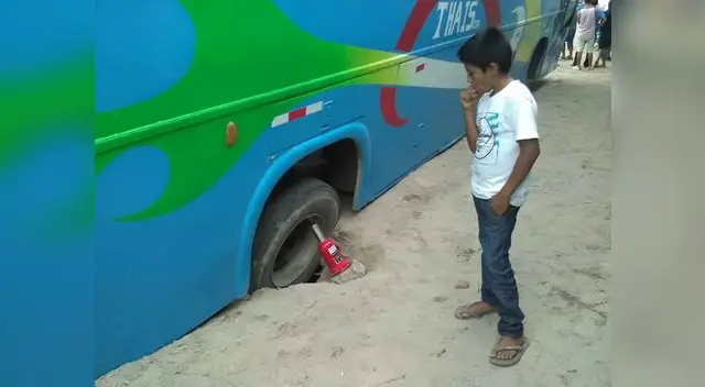 Este hinchada del Grau observa como está hundida la llanta. FOTO: Roberto Saavedra Este hinchada del Grau observa como está hundida la llanta. FOTO: Roberto Saavedra