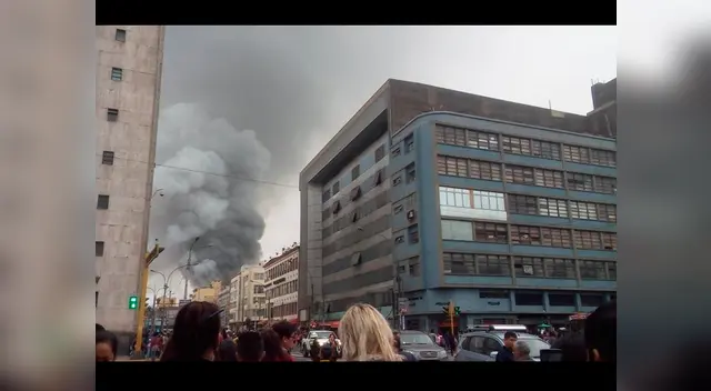 Fuego arrasó con al menos 15 locales en centro comercial de Mesa Redonda Fuego arrasó con al menos 15 locales en centro comercial de Mesa Redonda