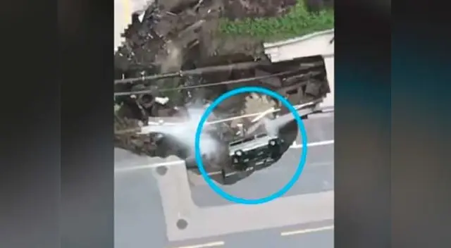 Furgoneta es tragada por un gigantesco agujero Furgoneta es tragada por un gigantesco agujero