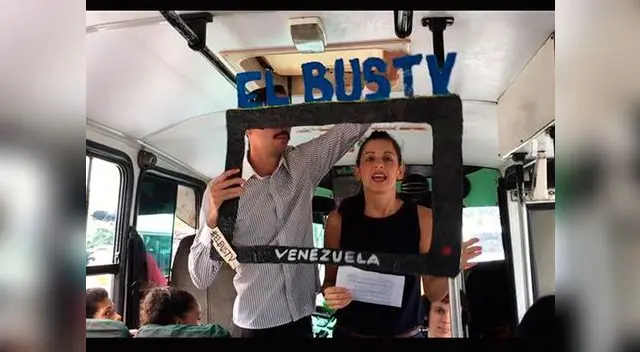 jóvenes transmiten las noticias en buses de Venezuela sin censura 