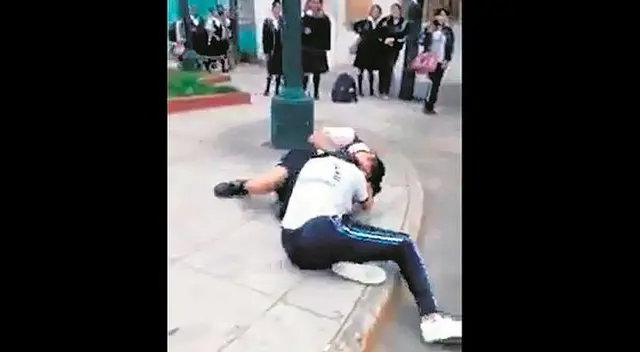 Alumnas de colegio en Magdalena se agarran a golpes Alumnas de colegio en Magdalena se agarran a golpes