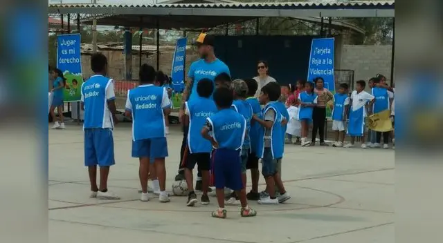 Sergio Ramos jugó con los niños de Catacaos