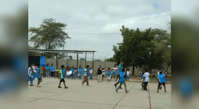 Sergio Ramos jugó con los niños de Catacaos