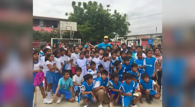 Sergio Ramos jugó con los niños de Catacaos