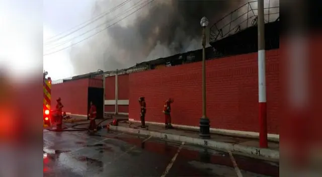 Se reactivo incendio en almacén de plásticos