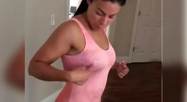 Joven madre luce traje y asusta a sus hijos