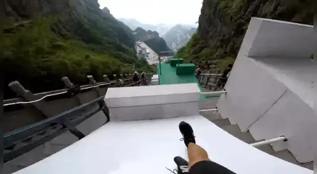 Momento en que youtuber peruano desciende por la pendiente en China