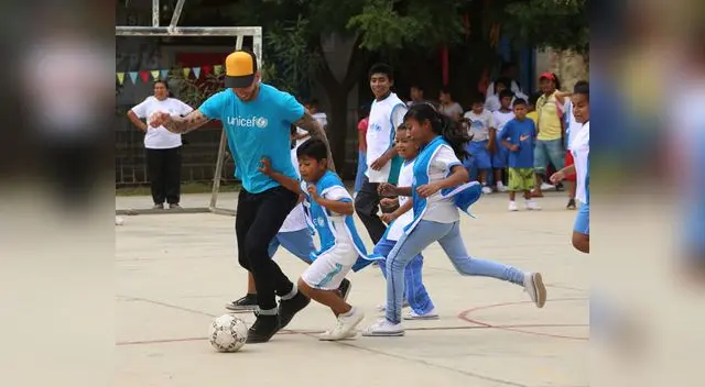 Sergio Ramos calidad fuera y dentro de las canchas. Aquí con niños piuranos. FOTO: UNICEF Sergio Ramos calidad fuera y dentro de las canchas. Aquí con niños piuranos. FOTO: UNICEF