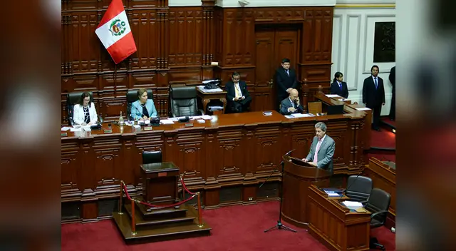 Ministro de Economía, Alfredo Thorne, se defiende en el Pleno del Congreso Ministro de Economía, Alfredo Thorne, se defiende en el Pleno del Congreso